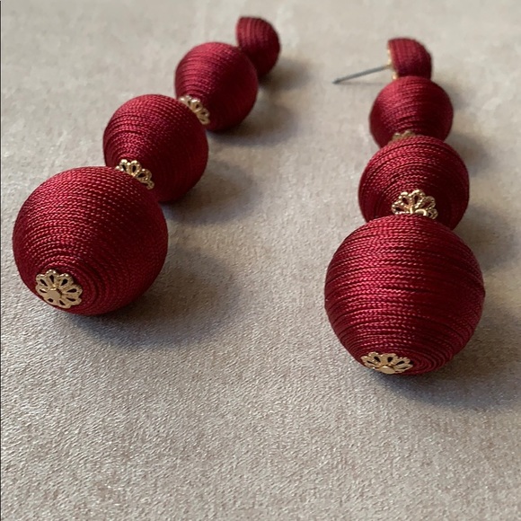 4-ball bauble drop earring in deep red - Picture 3 of 5